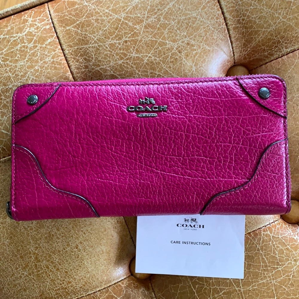 Coach
Cranberry Mickie Accordion Zip In Grain Leather F52645) Wallet